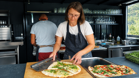 Katarzyna Kulicka preparando una pizza