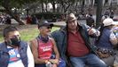 El veterano abogado Lucho Bastidas (a la derecha) cada da se sienta en uno de los bancos de la plaza de la Independencia para departir con sus conocidos.
