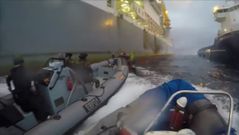 La Armada colisiona contra los botes de Greenpeace en Canarias