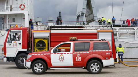 Incendio en un barco atracado en el puerto de Marn