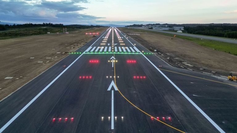 El aeropuerto de Santiago recibirá este fin de semana vuelos de calibración para su reapertura el próximo jueves