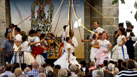 Danza blanca en la romería de septiembre de A Franqueira, en A Cañiza