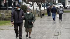 Personas paseando con mascarillas por las calles de Viveiro