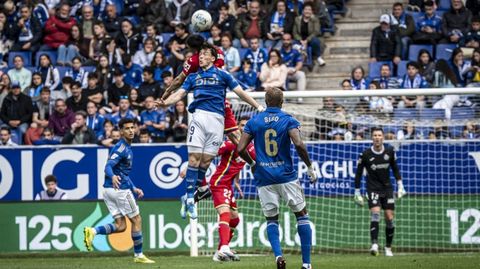 Fede Vi�as disputa un bal�n con Zaid Romero durante el Oviedo-Getafe