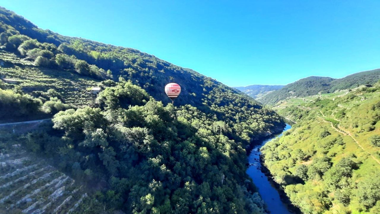 Un globo aerost&aacute;tico de la empresa Aerotours sobrevuela la Ribeira Sacra del Mi&ntilde;o, en una imagen de agosto del a&ntilde;o pasado