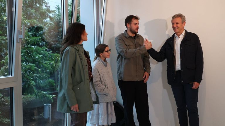 Santiago estrena las primeras viviendas públicas en 19 años: «Estoy en una nube, vivía en un piso de 20 metros cuadrados, la mitad de este salón»