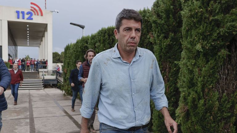 Carlos Mazón manchado de barro tras la visita de los reyes y el presidente del Gobierno a zonas afectadas