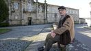 El psiquiatra Emilio Gonzlez Fernndez, en el 2016, ante el sanatorio de Conxo, del que fue jefe clnico entre 1970 y 1975