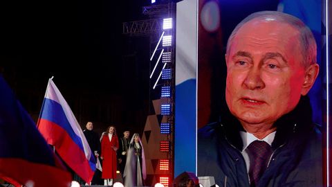 Vladimir Putin, el lunes durante un mitin en Moscú para conmemorar los diez años de la anexión de Crimea.