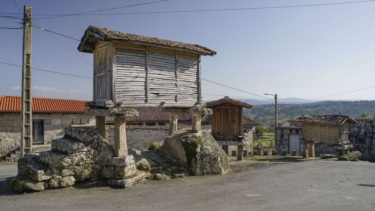 Imagen de archivo de un hórreo en Toén