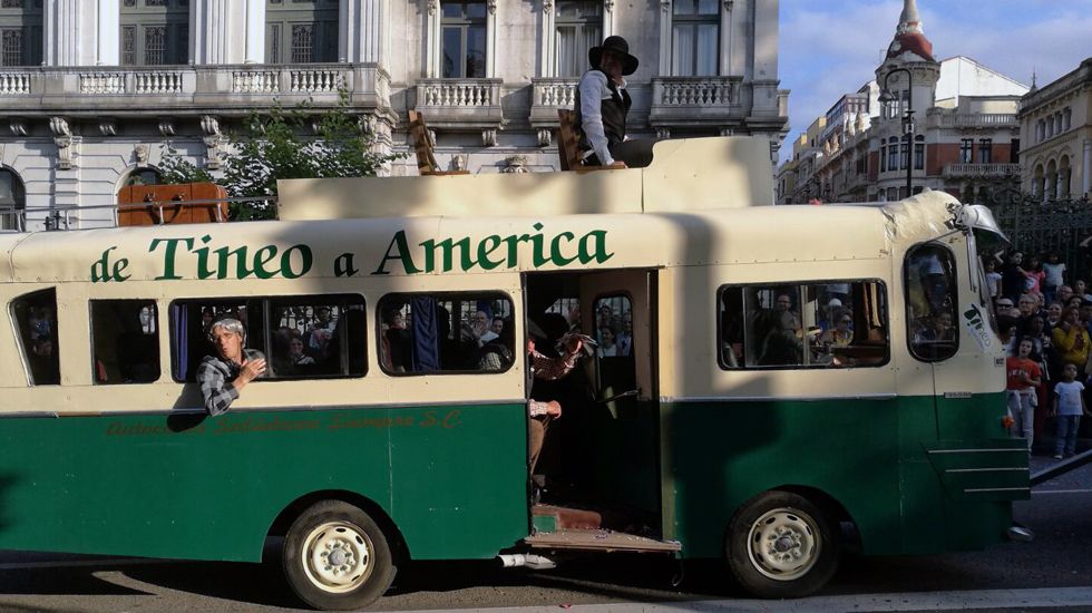 Un autobs simula la emigracin asturiana de Tineo, durante el desfile del Da de Amrica en Asturias.Un autobs simula la emigracin asturiana de Tineo, durante el desfile del Da de Amrica en Asturias