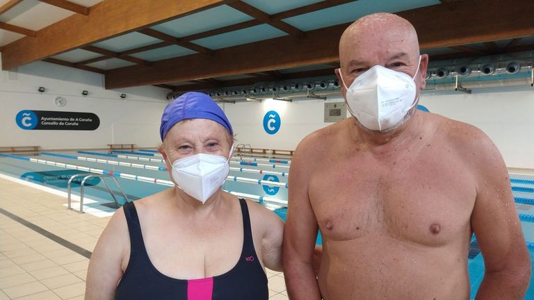 Rosa Liñeiro y Camilo Gallego, usuarios de la piscina que regresaron a sus clases de natación.