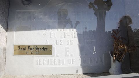 O nicho de nxel Fole no cemiterio de San Froiln
