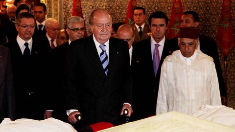 En una visita oficial a Marruecos, mostrando respeto ante la tumba de Hassan II.