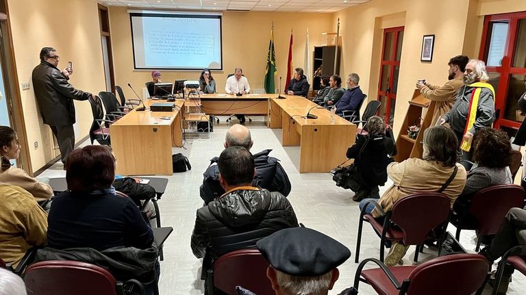 El pleno que revocó el nombramiento de Franco fue seguido por numerosos público en el Ayuntamiento de A Pobra do Brollón