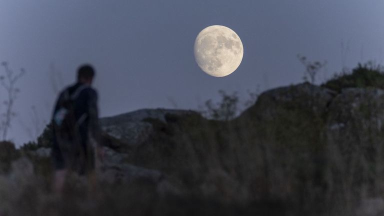 Luna creciente vista desde Muxía