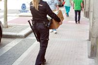 Un momento del traslado de los pl�tano por parte de los polic�a nacionales