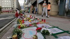 Altar de flores levantado en honor a Samuel Luiz que permaneci durante semanas en el lugar donde lo mataron de una paliza, frente al paseo martimo de Riazor.