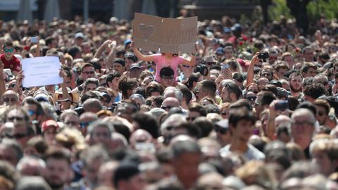 Los ciudadanos españoles han rendido homenaje a las víctimas con un minuto de silencio en la Plaza de Cataluña