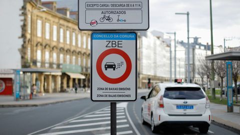 Señal de zona de bajas emisiones que A Coruña instaló esta semana en la avenida de la Marina, un área que ya estaba restringida al tráfico.