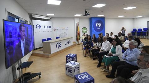Francisco Conde, Elena Candia y candidatos a las Cortes en la sede del PP de Lugo viendo El Hormiguero