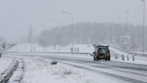 La nieve dificulta la circulacin por la autova A-6 en el entorno de los accesos a la carretera de A Fonsagrada. 