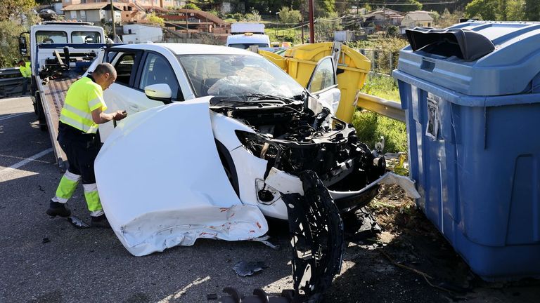 Dos conductoras heridas al arrastrar un camión nodriza de bomberos a dos coches en Vigo