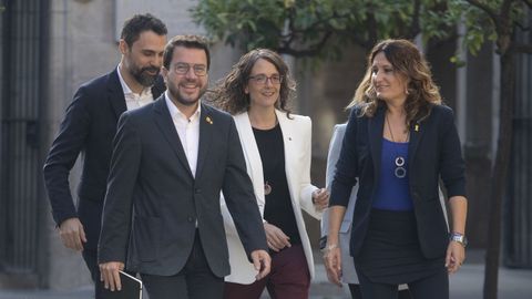 El presidente de la Generalitat, Pere Aragonès, junto al consejero de Empresa y Trabajo, Roger Torrent; la consejera de Igualdad, Tània Verge, y la de Presidencia, Laura Vilagrà, se dirigen a la reunión de trabajo este miércoles