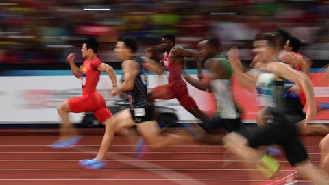 El atleta chino Su Bingtian, en cabeza, compite en la final del evento masculino de atletismo de 100 metros durante los Juegos Asiáticos de 2018 en Yakarta