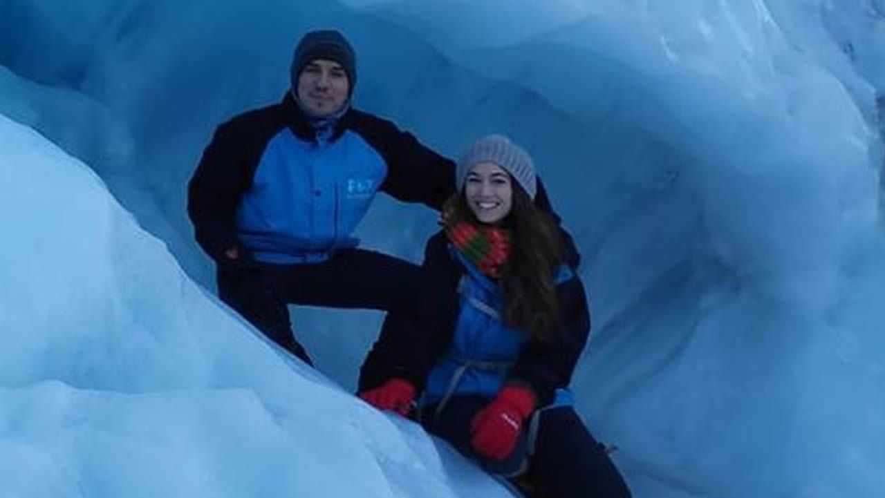El buen tiempo y el alivio de restricciones atrae peregrinos a Santiago.Un home que se operou dun ollo e acude diariamente a darlle auga termal para as curas. Nas ruinas do antigo Balneario das Caldas en Ourense, baixo a ponte da estrada N-120. 29/05/2021
