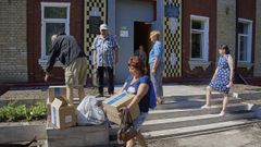 Residentes en Jrkov, recibiendo ayuda humanitaria