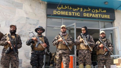 Las fuerzas talibanes montan guardia un día después de la retirada de las tropas estadounidenses del aeropuerto internacional Hamid Karzai
