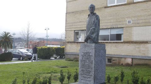 Monumento dedicado al ministro franquista Camilo Alonso Vega, en el exterior del hospital Juan Cardona.