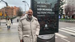 Ramón Florentino Pérez junto a uno de los mupis de la polémica campaña