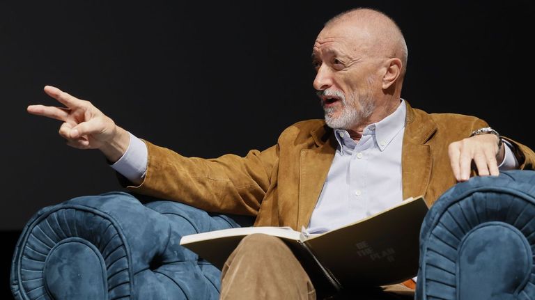 Pérez-Reverte anuncia que las jornadas suspendidas sobre la Guerra Civil se celebrarán del 5 al 9 de octubre y veta a Uclés