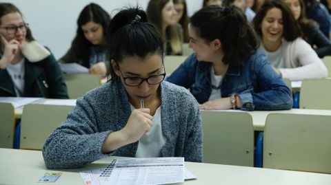 Estudiantes en el primer examen de selectividad en la Facultad de Matemticas  de Santiago de Compostela