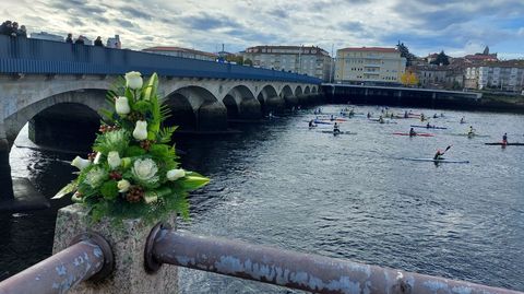 El inicio de la travesía de homenaje, junto al puente de O Burgo.