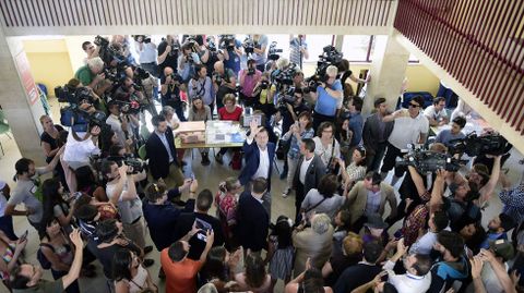 Rajoy saluda tras depositar su voto en la urna