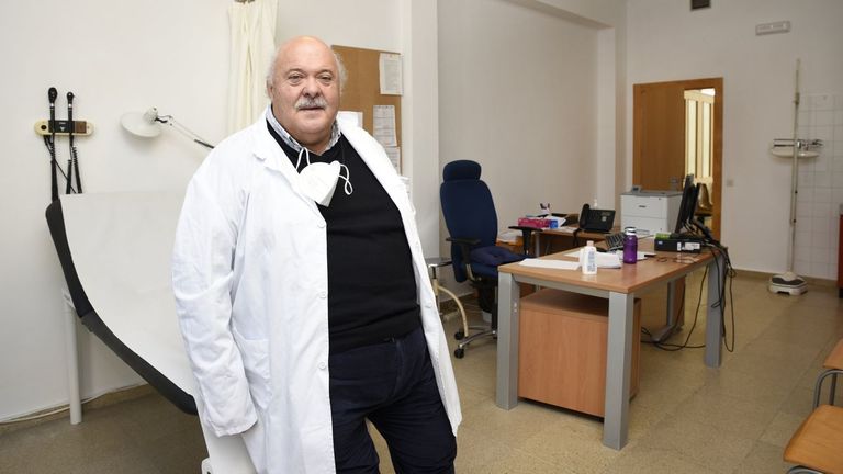 El médico de familia Isidoro Rivera Campos, en el centro de salud Virxe Peregrina de Pontevedra, en una imagen de enero del 2022