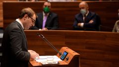 El portavoz de Foro Asturias, Adrián Pumares (i), interviene en el pleno de la Junta General del Principado, que acoge la segunda sesión del debate sobre el Estado de la Región