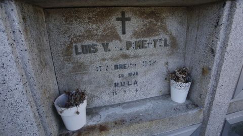 O nicho de Lus Pimentel no cemiterio de San Froiln