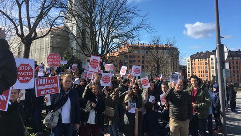 Afectados por la modificaci�n del pacto de contrataci�n del Sespa, en la concentraci�n frente al HUCA