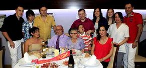 Francisco Varela y Mercedes Iglesias celebraron sus bodas de oro con sus hijos y nietos.