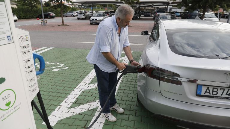 Galicia roza los 2.000 puntos públicos de recarga eléctrica para coches, un 27 % más que en el 2024