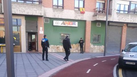 La Policía Local en el lugar donde se produjo el acuchillamiento en Lugones