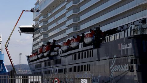 Llegan a A Coruña los barcos Queen Elisabeth y el Mein Schiff 4