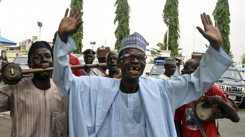 Un simpatizante del APC celebra el triunfo de su agrupacin en las elecciones de Nigeria. 