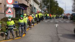 Trabajadores de Ence hicieron este viernes una cadena humana hasta la sede del PSOE en Pontevedra