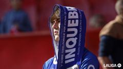 Aficionado del Real Oviedo en las gradas del Ram�n S�nchez-Pizju�n