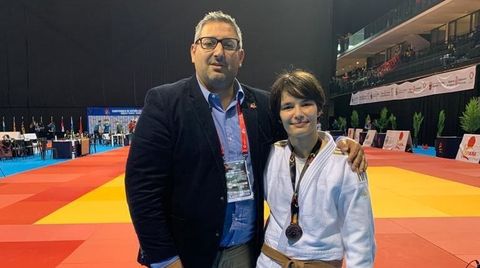 Lucía, con David Pérez, el presidente del club carballés